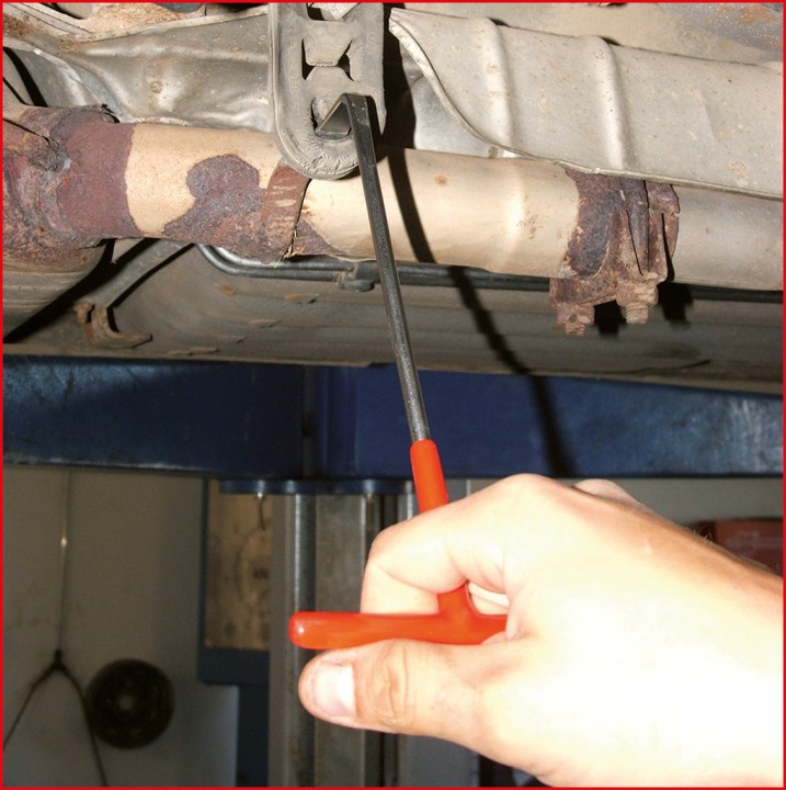 Démontage caoutch. pot échapmt
