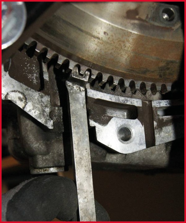 Outil de blocage volant moteur