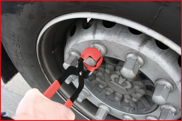 Pince pour capuchon écrou roue
